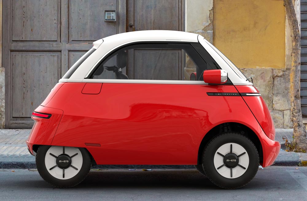 Microlino Dolce di Colore Rosso con Tetto Bianco Microlino Dolce di Colore Rosso con Tetto Bianco